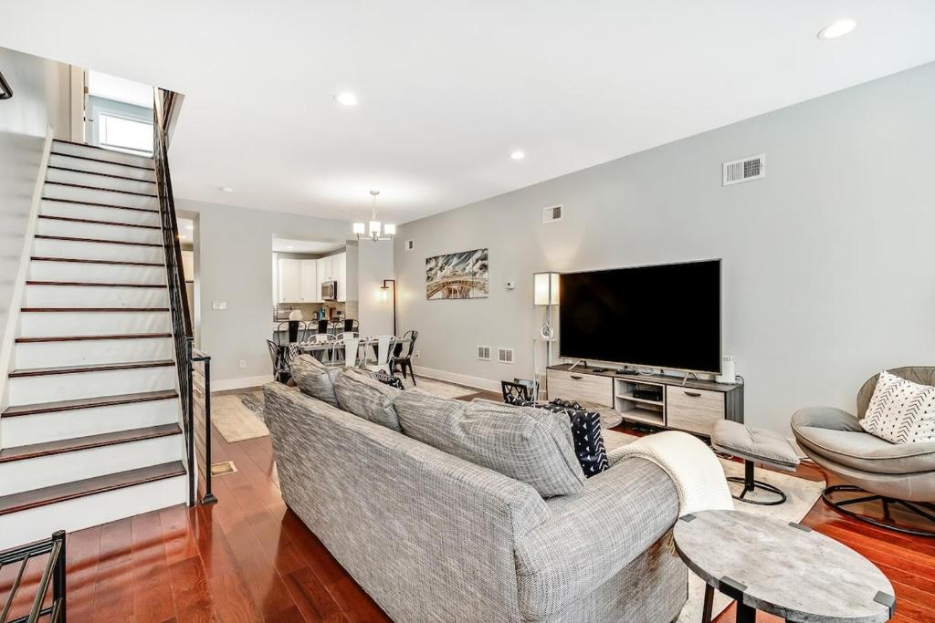 Μια τηλεόραση ή/και κέντρο ψυχαγωγίας στο Outstanding Home Relaxing Rooftop with Patio & Grill