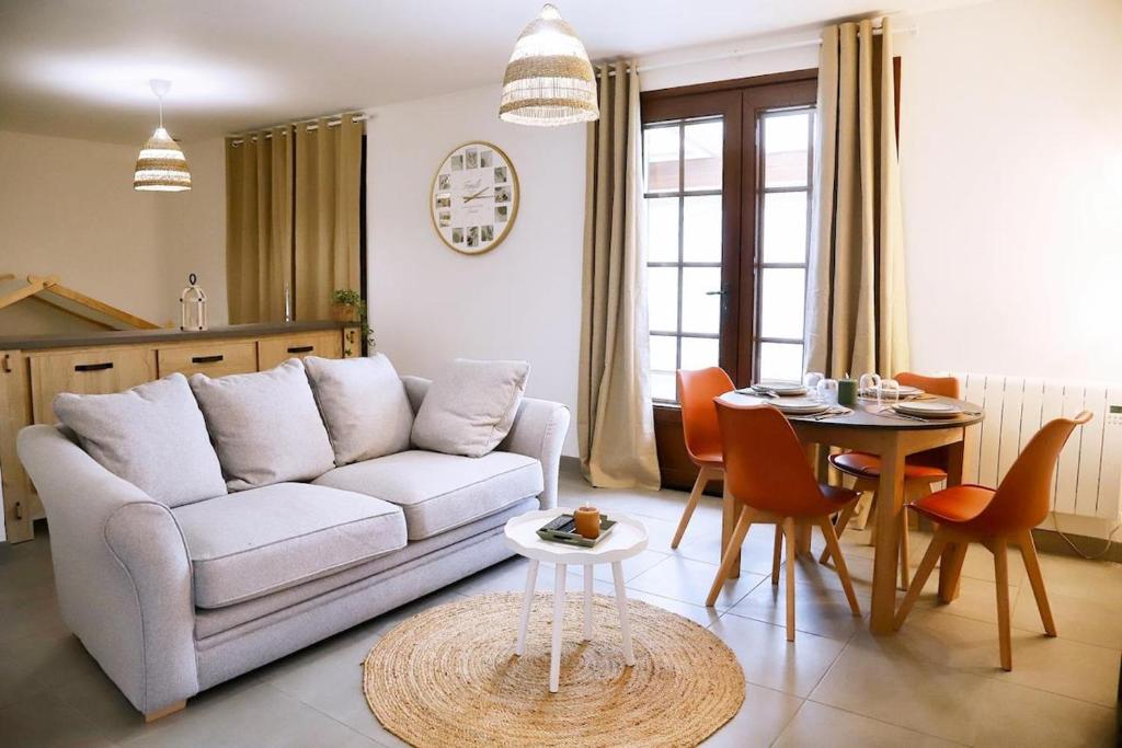 Thiron-Gardaisにあるanthony meggyのソファとテーブルのあるリビングルーム