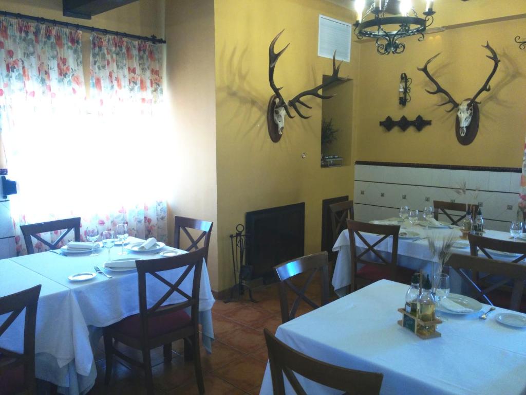 Restauracja lub miejsce do jedzenia w obiekcie Hotel Sierra de Andujar