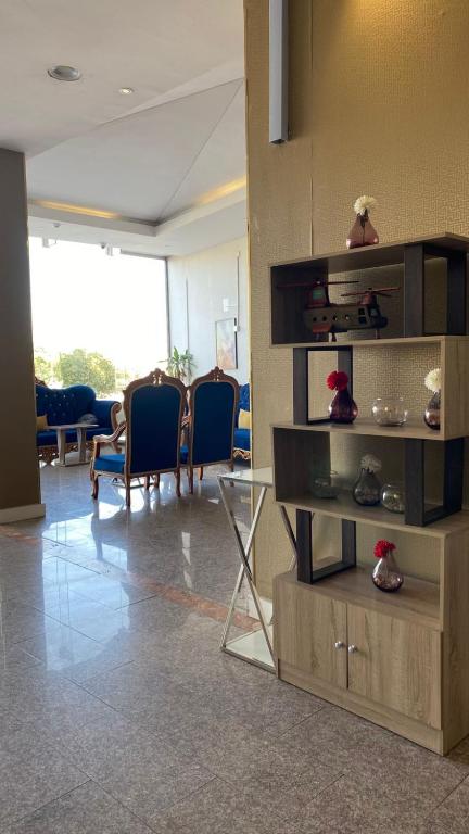 een lobby met stoelen en een tafel en een kamer bij فندق روز بلازا in Abha