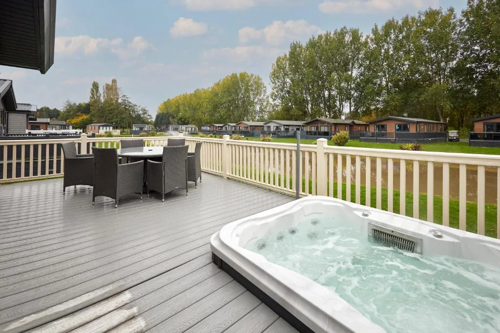 Waters Edge Lodge with Hot Tub