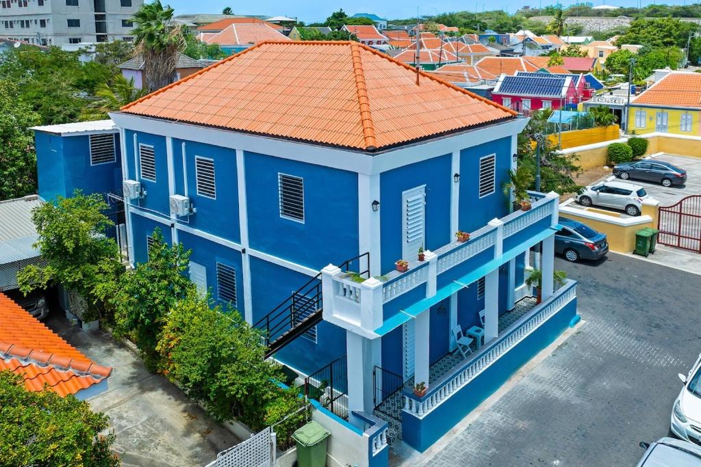 una vista aérea de una casa azul con techo naranja en Breezy Azul Getaway, en Willemstad