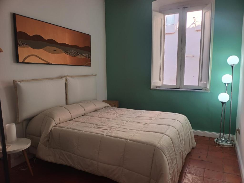 ein Schlafzimmer mit einem Bett und einem Fenster in der Unterkunft Appartamento via Benaducci Foligno in Foligno