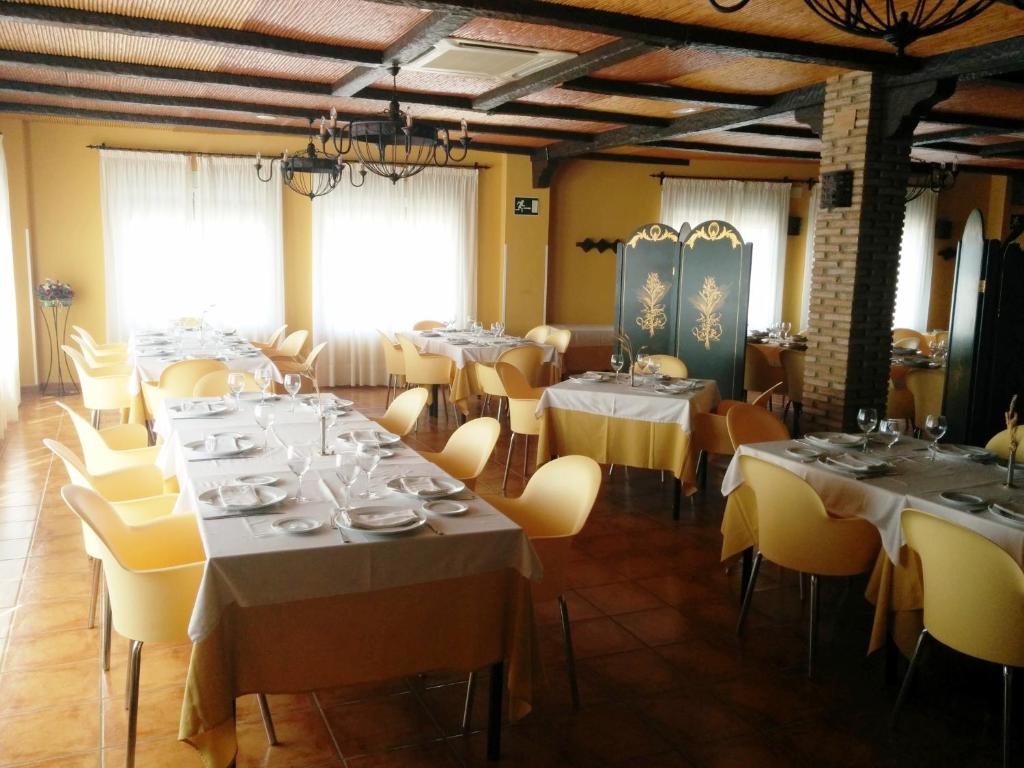 Restauracja lub miejsce do jedzenia w obiekcie Hotel Sierra de Andujar