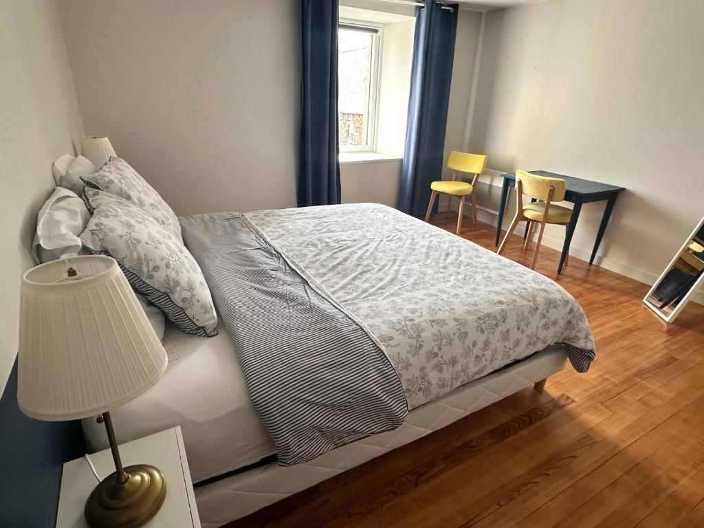 Ένα ή περισσότερα κρεβάτια σε δωμάτιο στο Domaine du colombier - Kervegan