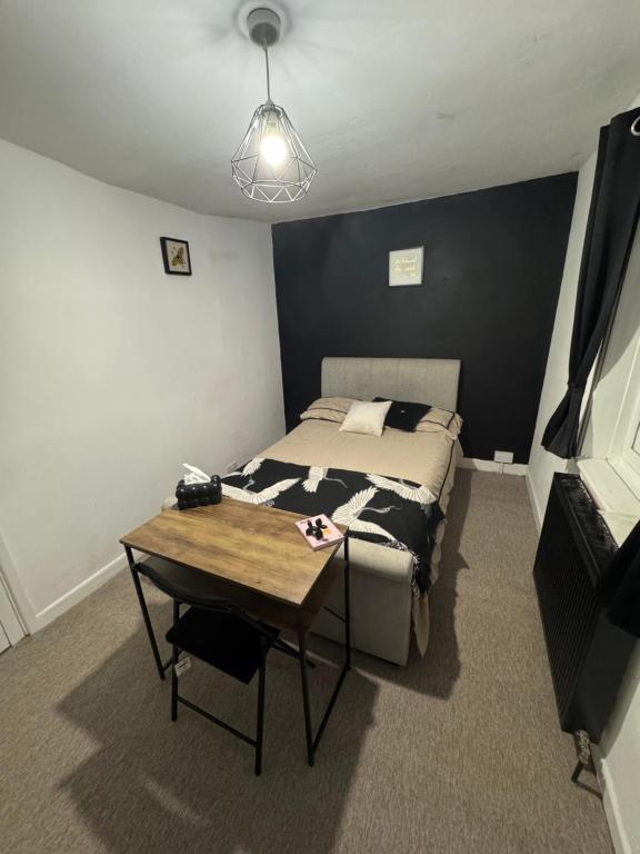 Ένα ή περισσότερα κρεβάτια σε δωμάτιο στο Small Double Room Located 2 Minutes From Gloucester Royal Hospital