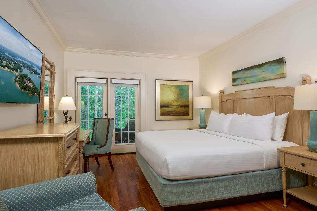 une chambre d'hôtel avec un lit, un bureau et un ordinateur dans l'établissement Lanier Islands Legacy Lodge, à Buford
