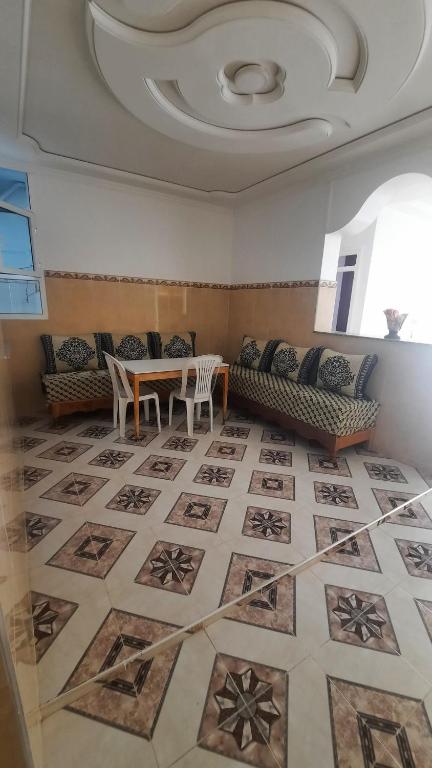 Khu vực ghế ngồi tại شقة في بني بوعياش