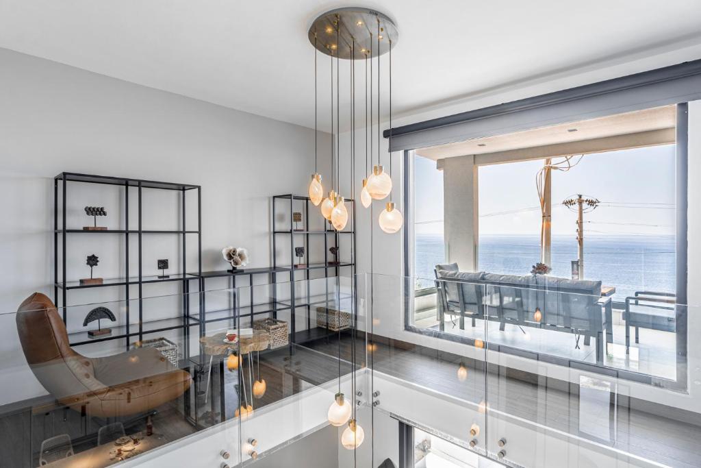 un salon avec vue sur l'océan dans l'établissement Villa 18 by Çimentepe Residence Deluxe, à Bodrum City