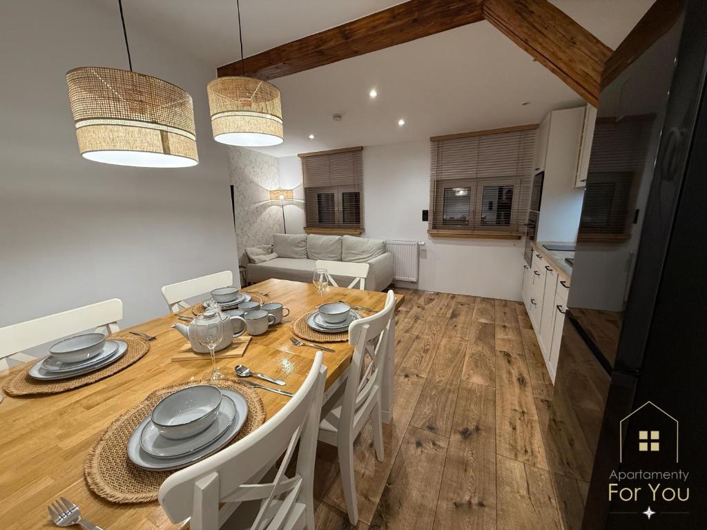 ビストシツァ・クウォツカにあるApartamenty For Youのテーブルと椅子のあるダイニングルームとキッチン