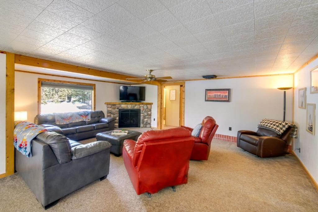 Χώρος καθιστικού στο Hike, Bike and Boat Cabin with Dock on Seeley Lake!