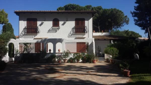 a white house with a porch and stairs on it at Casa Vacanze Arenella in Arenella