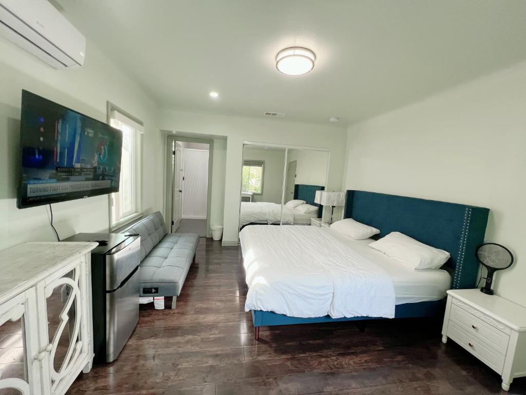 Temple Cityにある华人区花园别墅のベッドと薄型テレビのある寝室