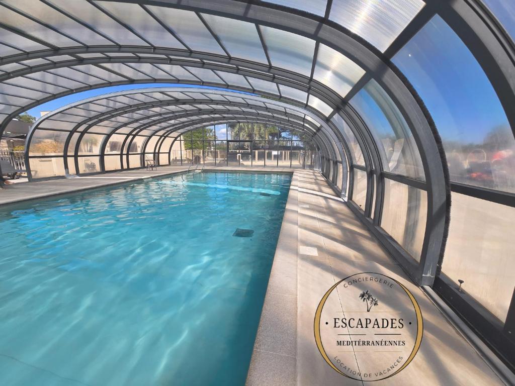 Der Swimmingpool an oder in der Nähe von Le Tropical Mobil Home à 200m de la plage Camping 5 Etoiles Parc Aquatique