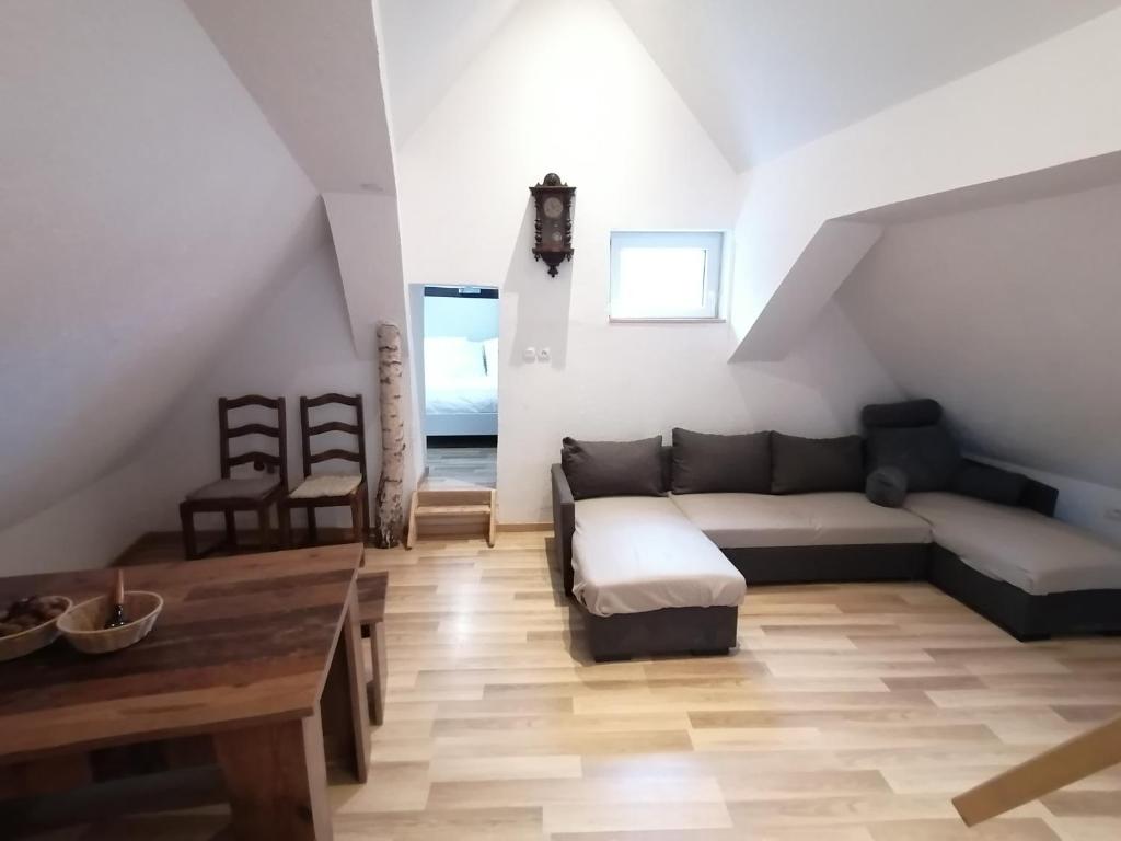 a living room with a couch and a table at Appartement T2 44 m2 in Kesseldorf