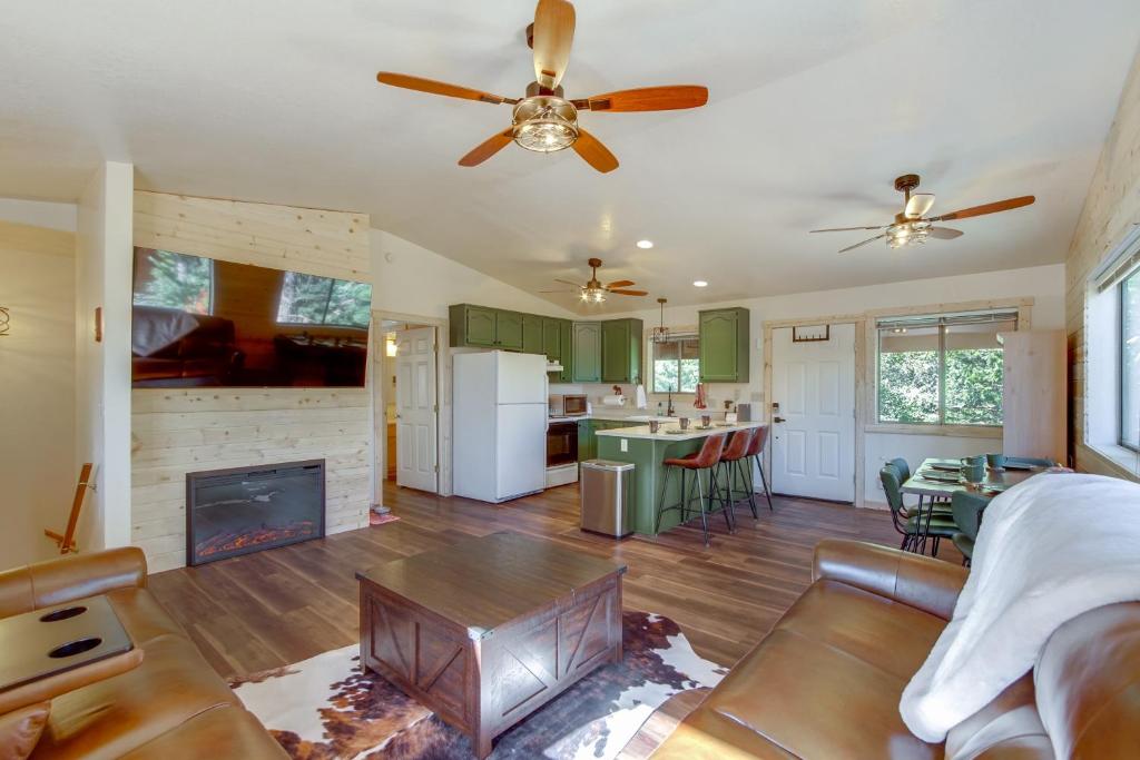 Η κουζίνα ή μικρή κουζίνα στο Luxe Cabin with Game Room Near Zion Natl Park!