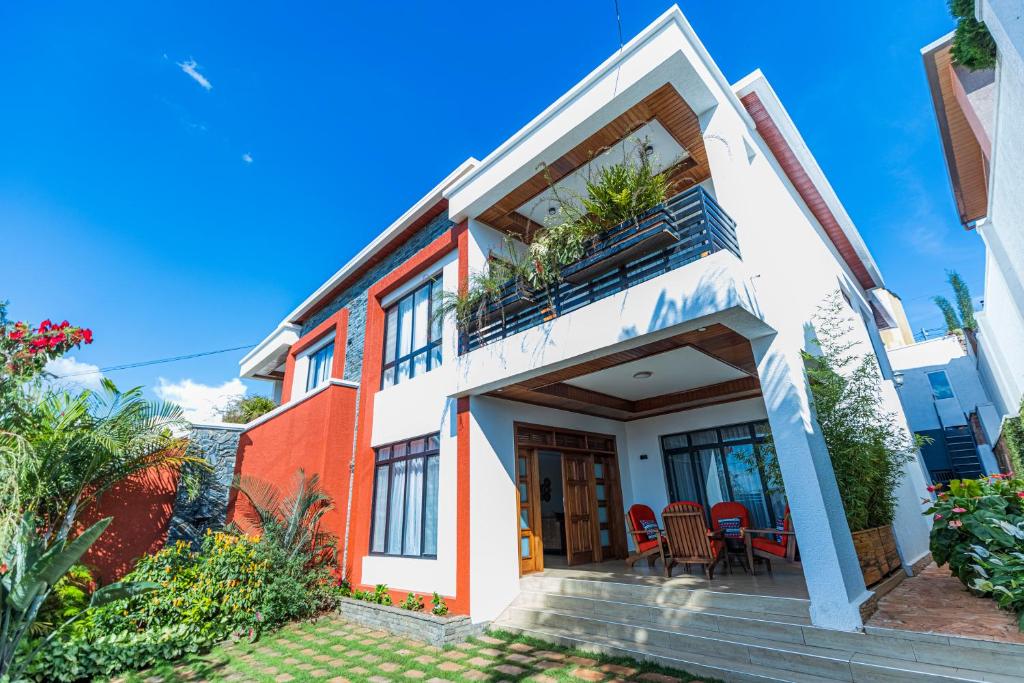 ein Bild eines Hauses mit Balkon in der Unterkunft The Crest Apartment in Kigali