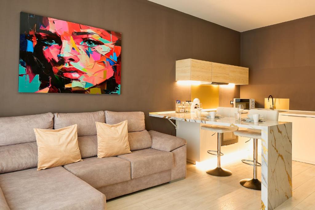 Kosta Homes - Modern Coastal Getaway 400m from Sea