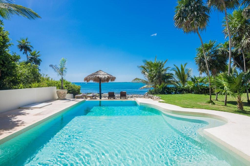 Πισίνα στο ή κοντά στο Beachfront Luruxy Villa in Tulum