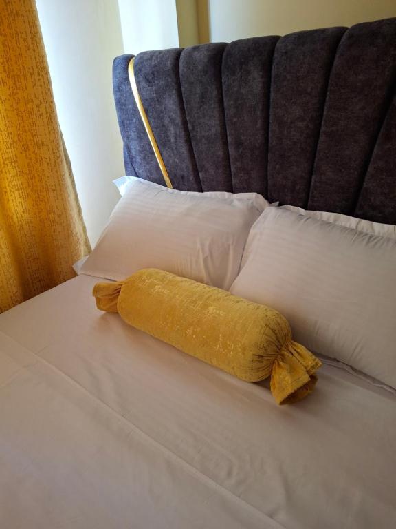 Cama o camas de una habitación en Lin PrimeStay Suites Kisumu