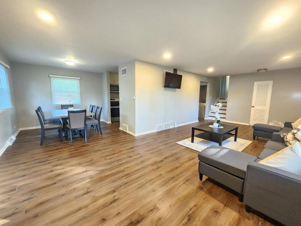 ein Wohnzimmer mit Sofa und Tisch in der Unterkunft Naperville Gem in Naperville