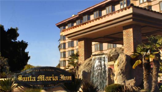 a building with a water fountain in front of a building at Historic Santa Maria Inn in Santa Maria