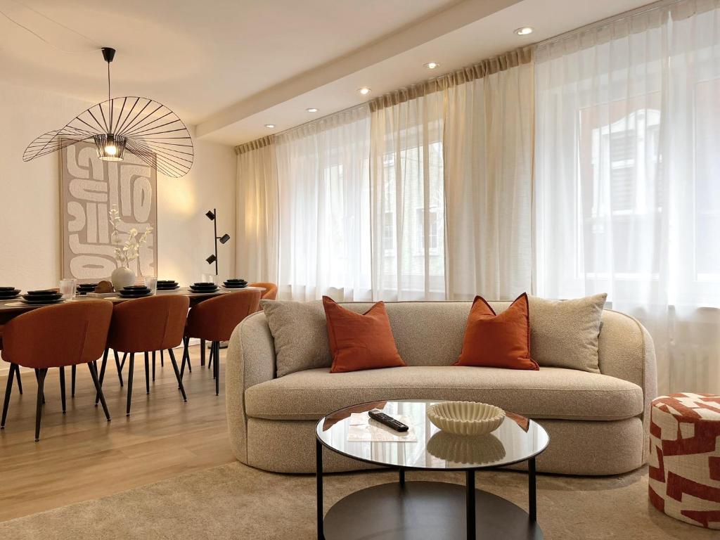 a living room with a couch and a table at Seestadt Apartment I Sauna I Parkplatz I Zentral in Haltern