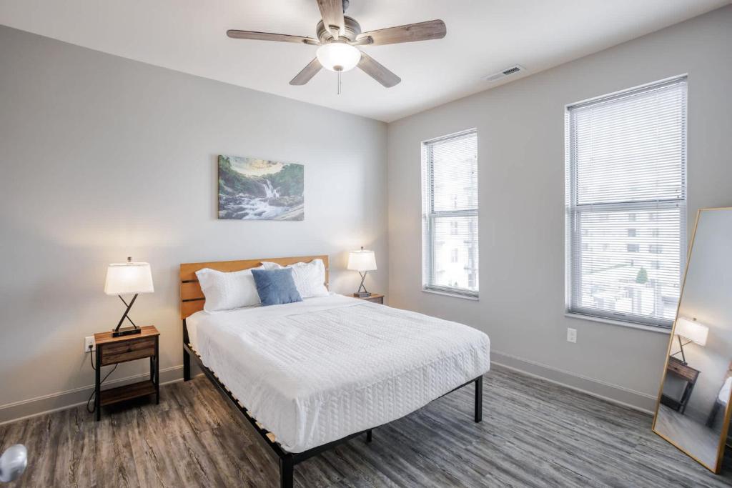 Una cama o camas en una habitación de CozySuites at the Banks gym pool 07