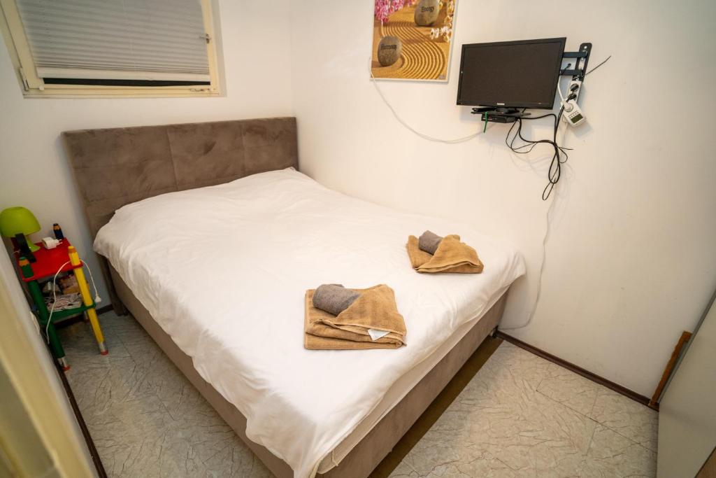 Una cama o camas en una habitación de Kuća za odmor NADA