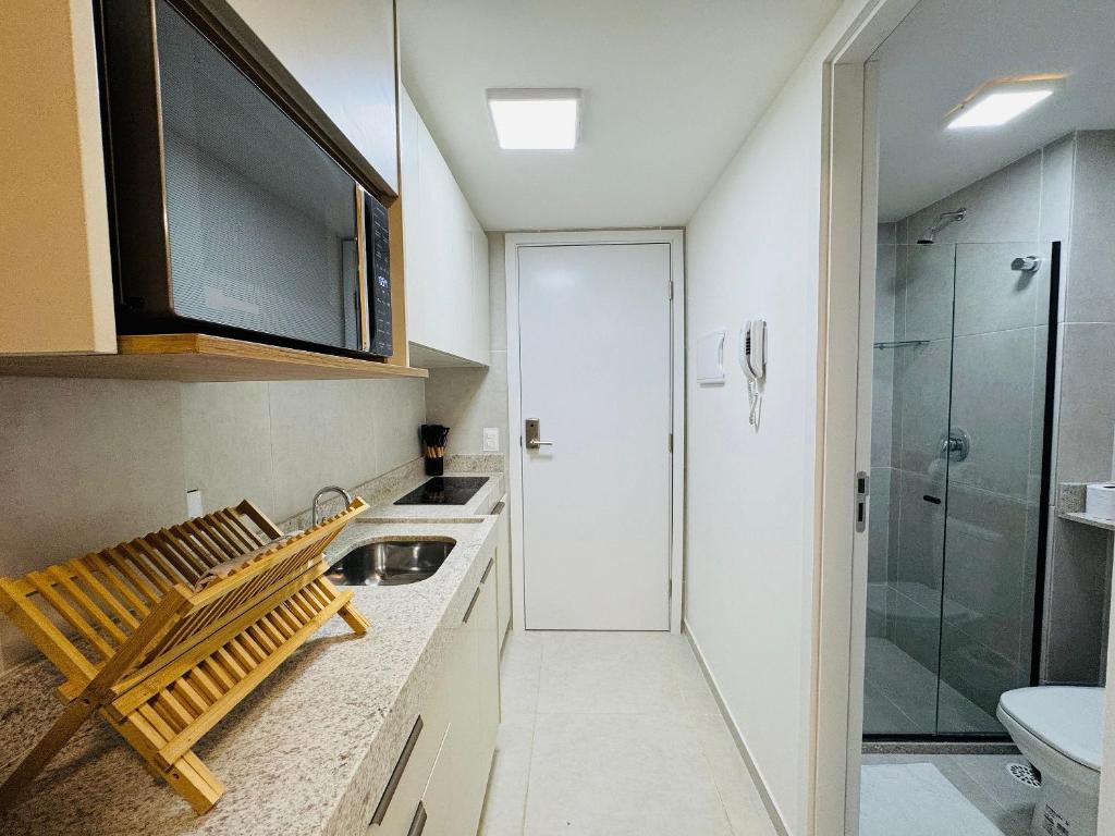 un bagno con lavandino e doccia di Mahrak Villa - VSH a Porto De Galinhas