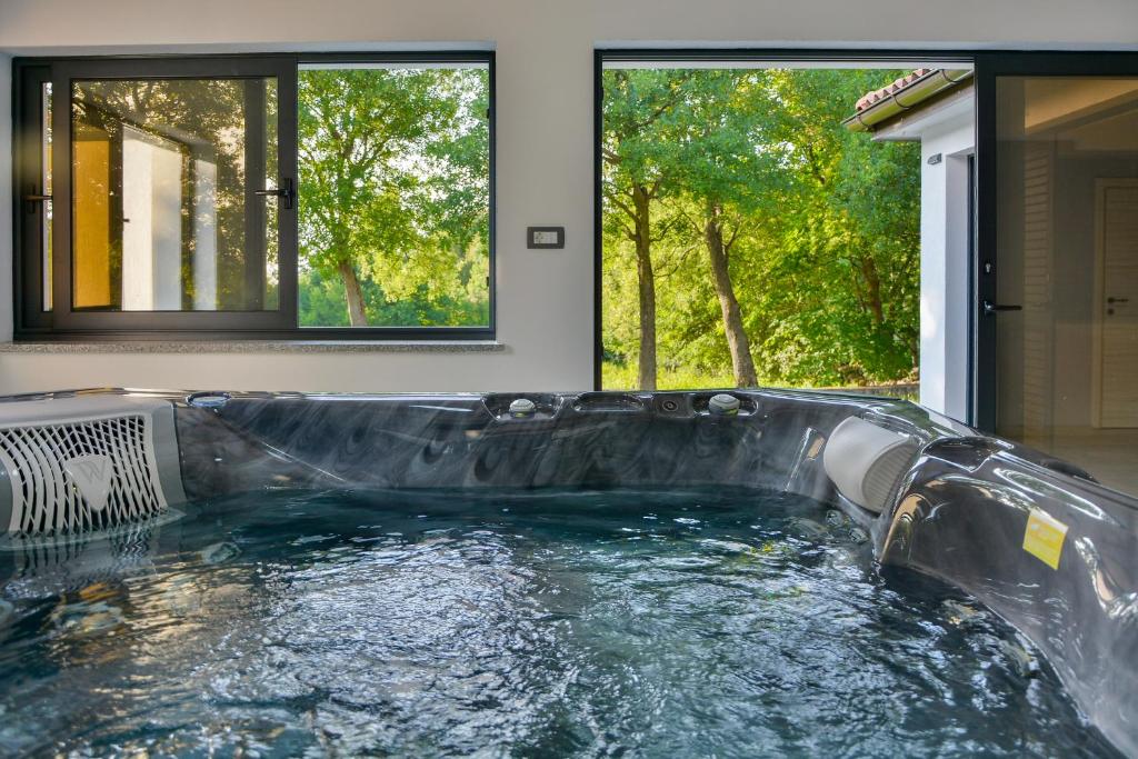 een zwembad in een huis met een waterglijbaan bij House MaLa in Senj