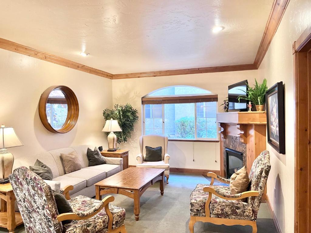 a living room with a couch and a table at Family-Friendly Zermatt 2BR 2BA Villa Near Park City & Deer Valley Ski Resorts - 4749 in Mound City