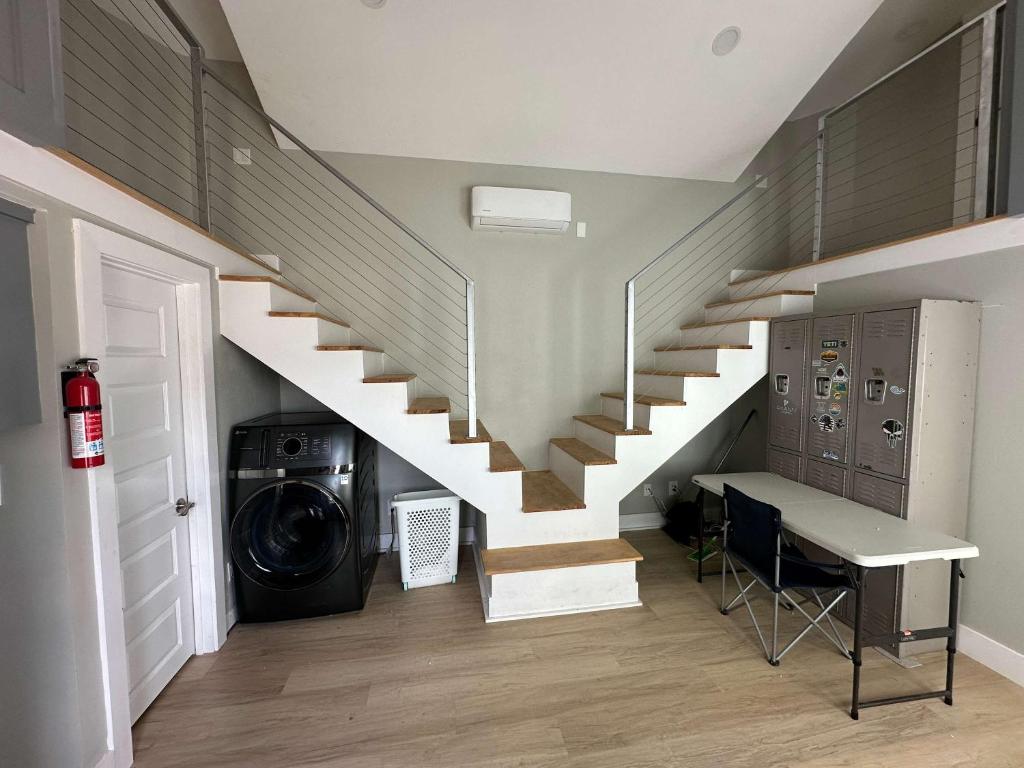 Φωτογραφία από το άλμπουμ του 6-bedroom property split between a tiny home and σε Webberville