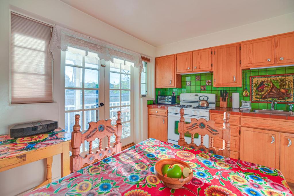 Kuchyň nebo kuchyňský kout v ubytování Walk to Santa Fe Plaza Historic Eastside Retreat