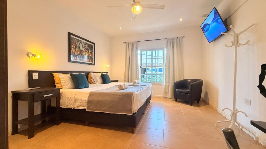 ein Schlafzimmer mit einem Bett, einem Schreibtisch und einem Stuhl in der Unterkunft G6 Monoambiente King con Cochera en Villa Ángela in Villa Ángela