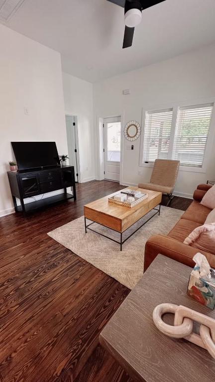 Μια τηλεόραση ή/και κέντρο ψυχαγωγίας στο Modern Downtown Raleigh Jewel