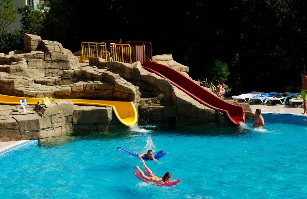 Bazén v ubytování StayFlex by Helios - All Inclusive-Kids Slide - Pool -Individual AC in the rooms - EV station nebo v jeho okolí