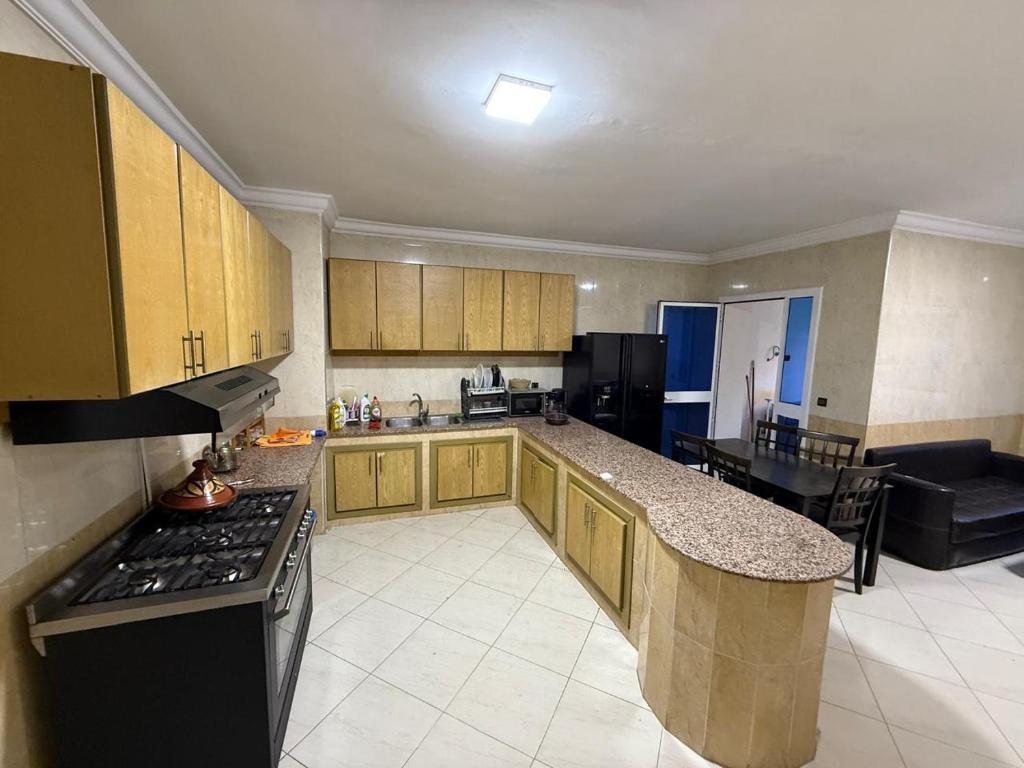 una cocina con estufa y encimera en Appartement Jihan, en Tánger