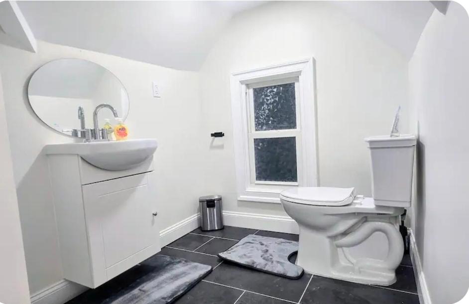 une salle de bain blanche avec un lavabo et des toilettes dans l'établissement New & Chic 5 min walk to falls, à Niagara Falls
