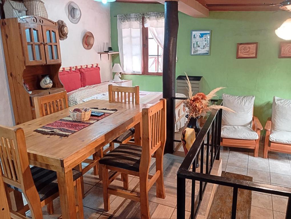 een eetkamer met een houten tafel en stoelen bij Casa de Olga in Tandil