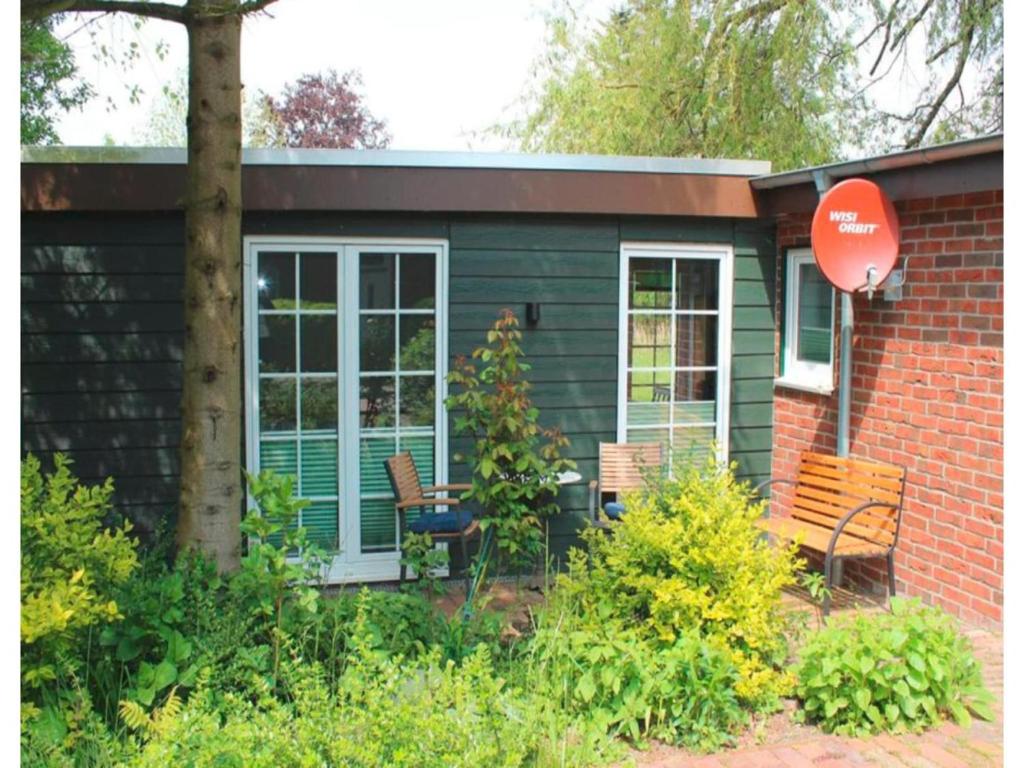 Un jardín fuera de Ferienwohnung am Deich in Burhave