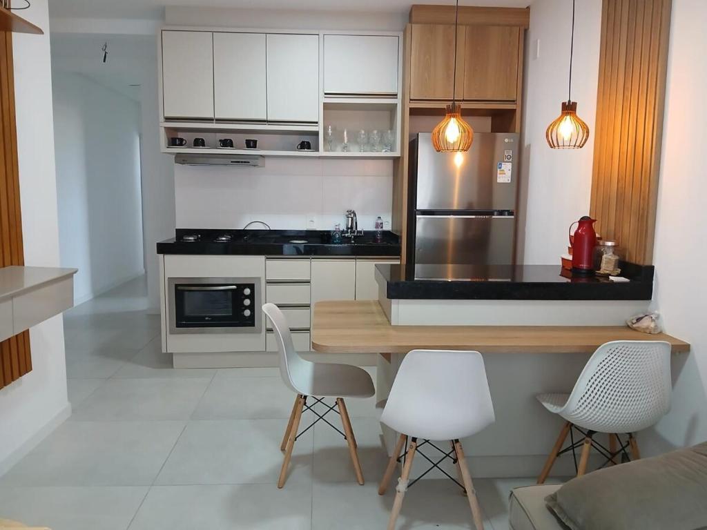 Η κουζίνα ή μικρή κουζίνα στο Temporada Navegantes - 200 Metros da Praia!