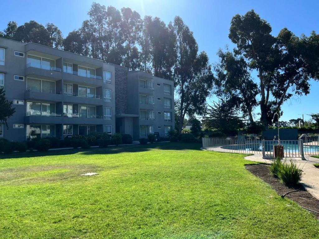 a large lawn in front of a building at 1st floor apartment - Lomas Puyai - Beach 15 min in Papudo