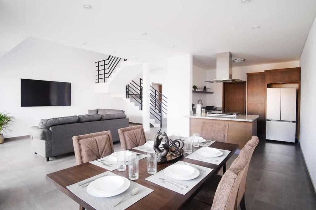 une table à manger et des chaises dans un salon dans l'établissement Modern House with Jacuzzi & Grill 3BR, à La Playita