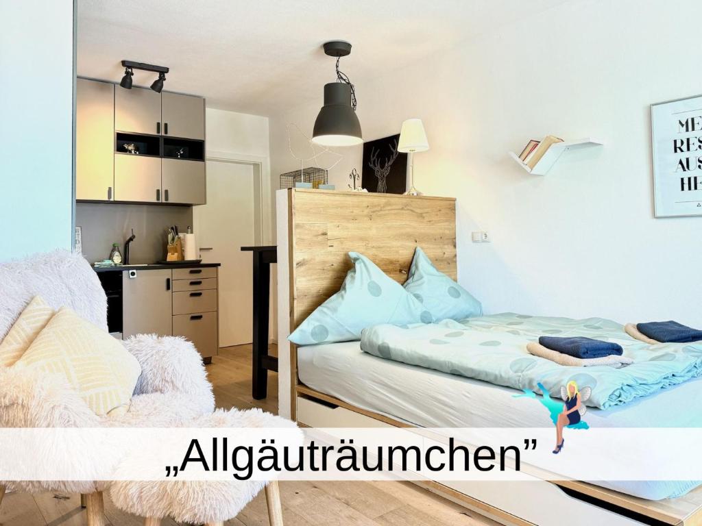 Postel nebo postele na pokoji v ubytování Ferienapartment Allgäuträumchen - modernes Apartment im Allgäu mit Außensitzplatz