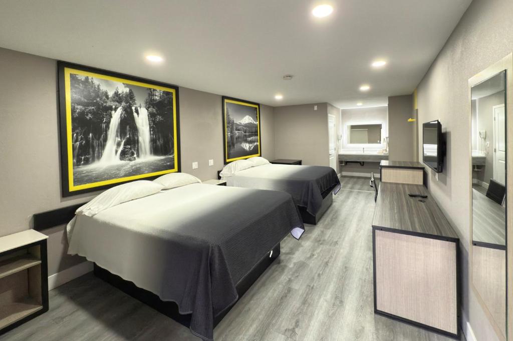 Postel nebo postele na pokoji v ubytování Super 8 by Wyndham Visalia