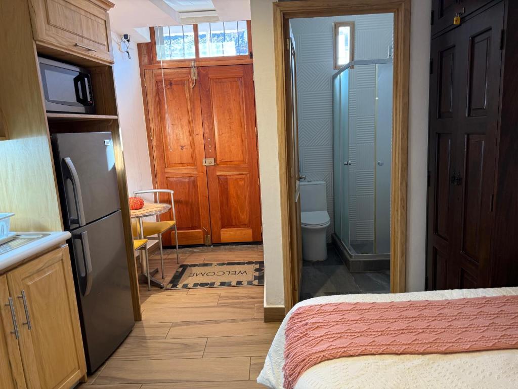 una cucina con un letto e una porta per un bagno di Cute Private Studio in Antigua Heart a Antigua Guatemala
