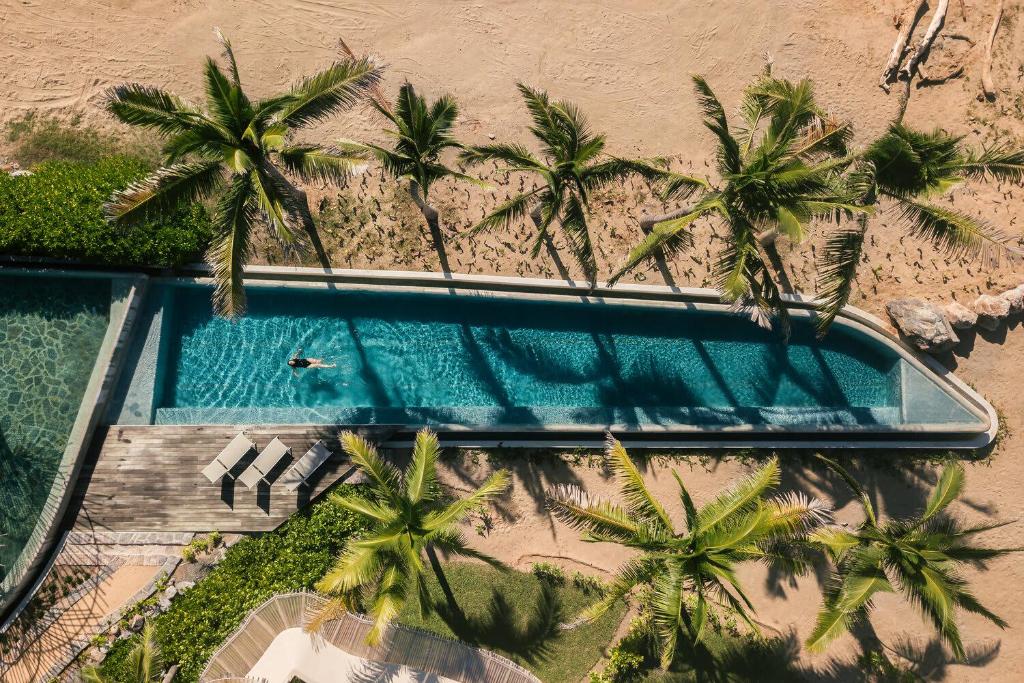 une vue aérienne d'une piscine sur la plage dans l'établissement Dream Villa in Majahua, à La Majahua