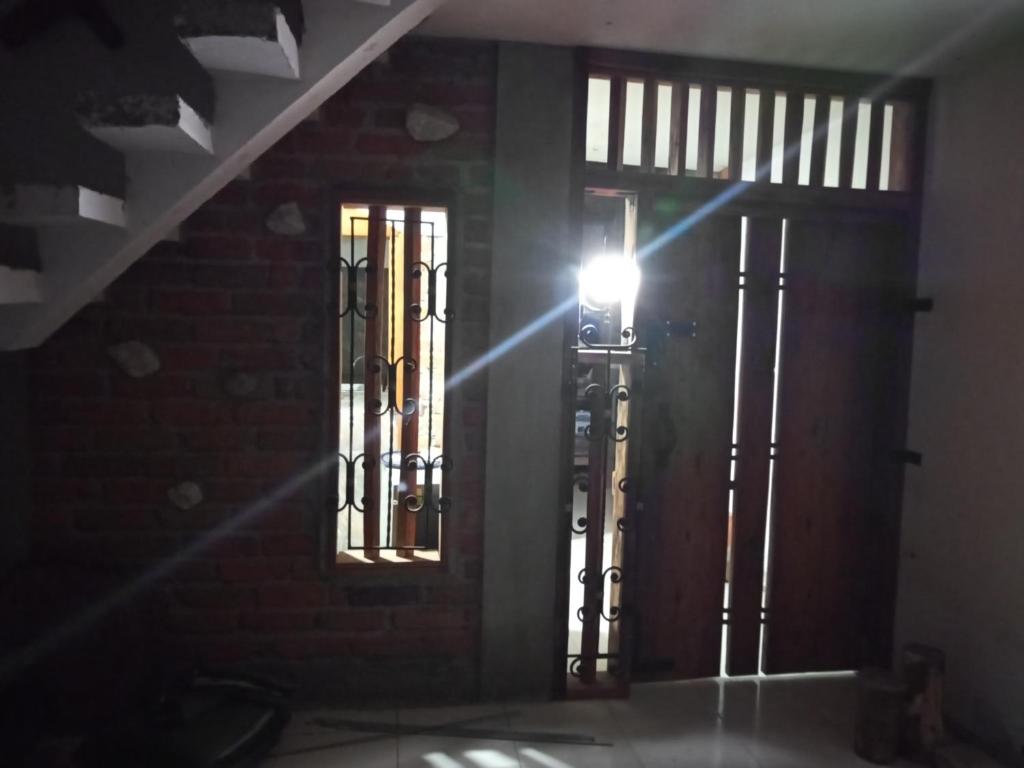 a light shines on the front doors of a building at La Victoria, Valle te espera in La Victoria