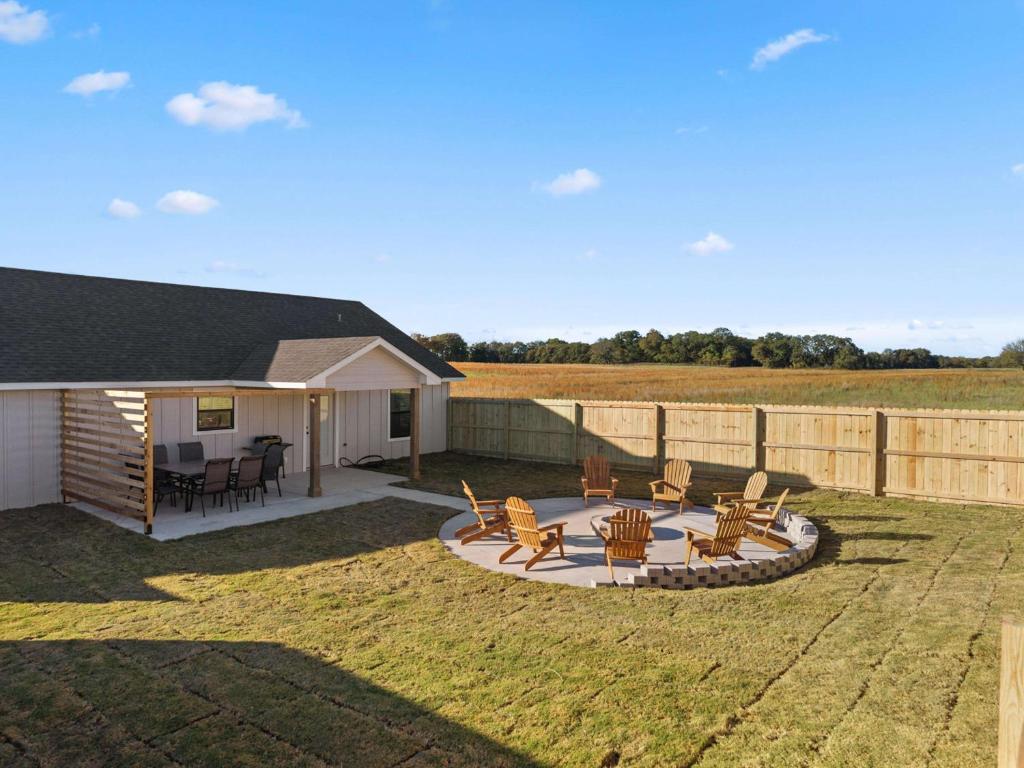 patio trasero con mesa y sillas en Group Ready! 3BR Home Near WinStar, en Thackerville